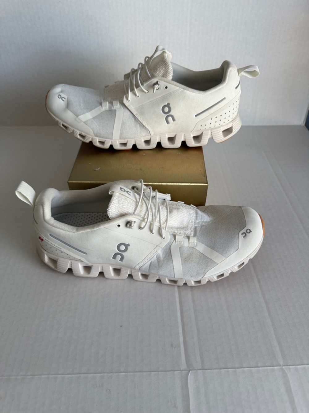 On Cloud Running Shoes in Terry White Low size 11.5 Men’s - Picture 2 of 6